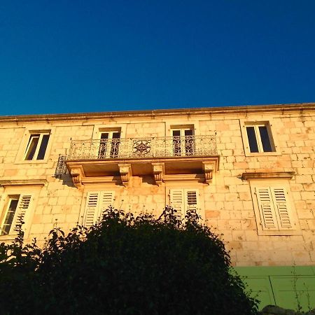 Palazzo Di Toma Apartment Milna  Bagian luar foto