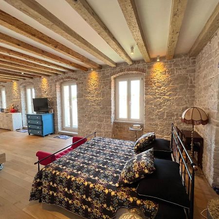Palazzo Di Toma Apartment Milna  Bagian luar foto