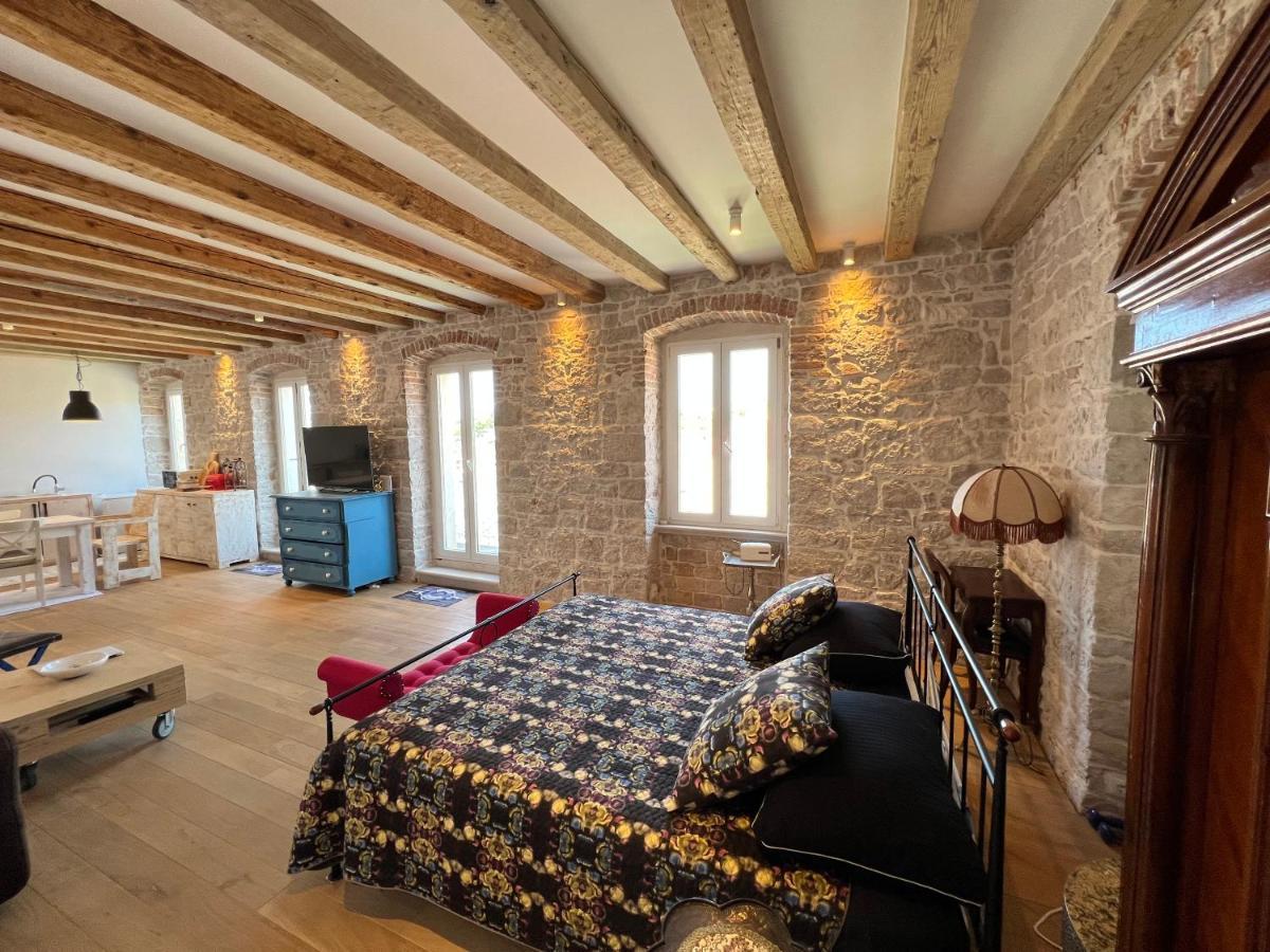 Palazzo Di Toma Apartment Milna  Bagian luar foto