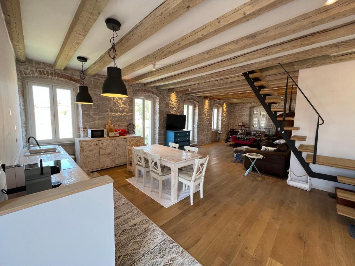 Palazzo Di Toma Apartment Milna  Bagian luar foto