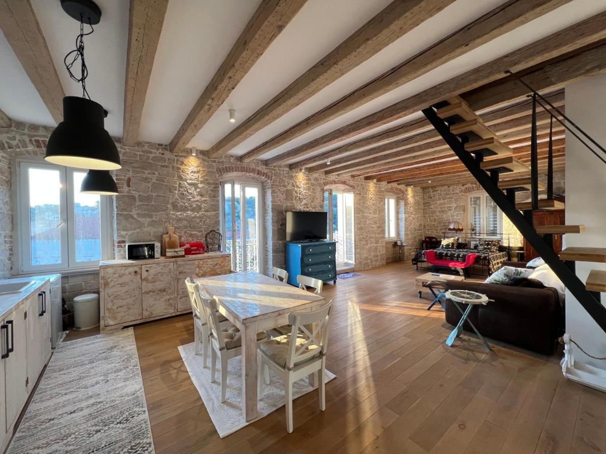 Palazzo Di Toma Apartment Milna  Bagian luar foto
