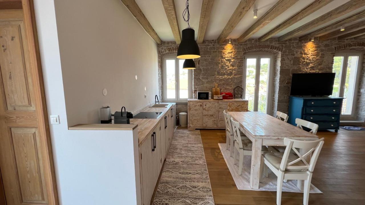 Palazzo Di Toma Apartment Milna  Bagian luar foto