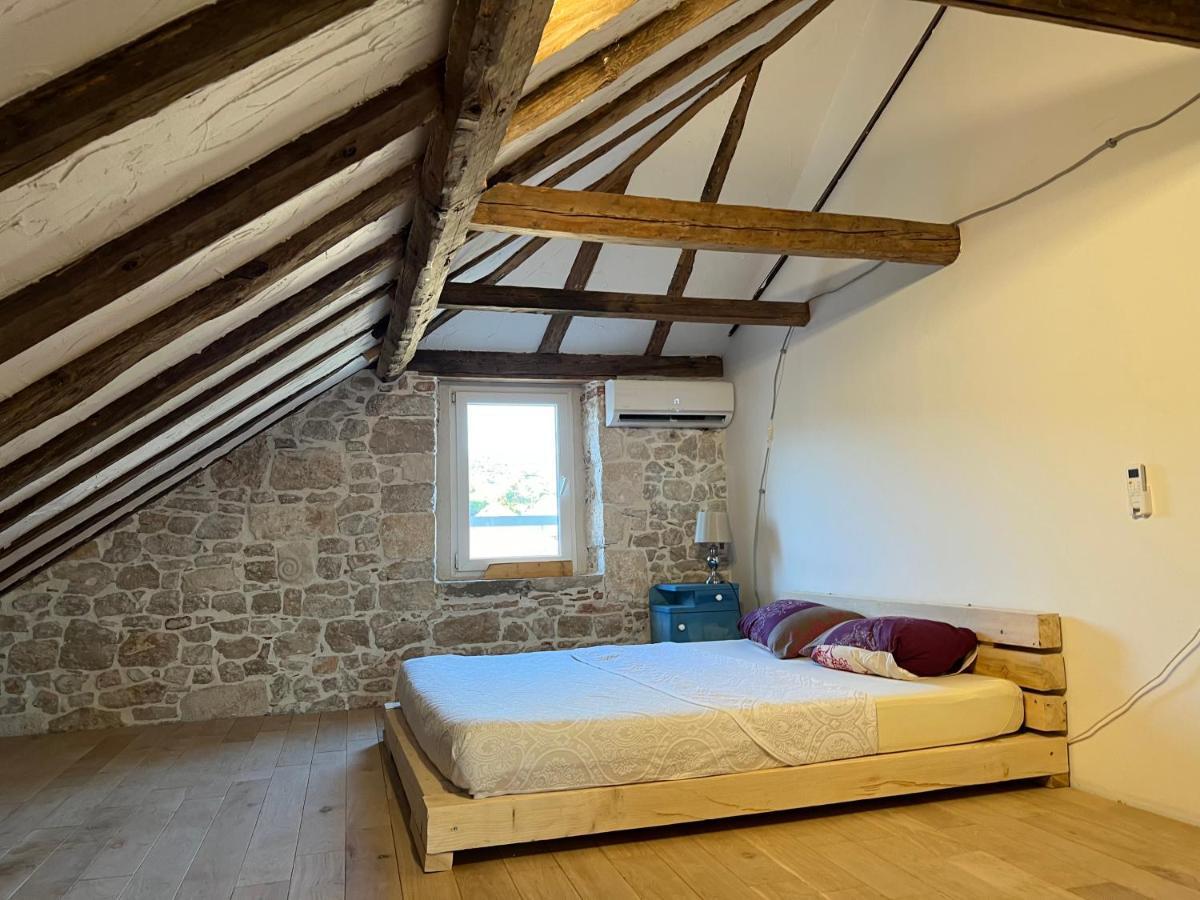 Palazzo Di Toma Apartment Milna  Bagian luar foto