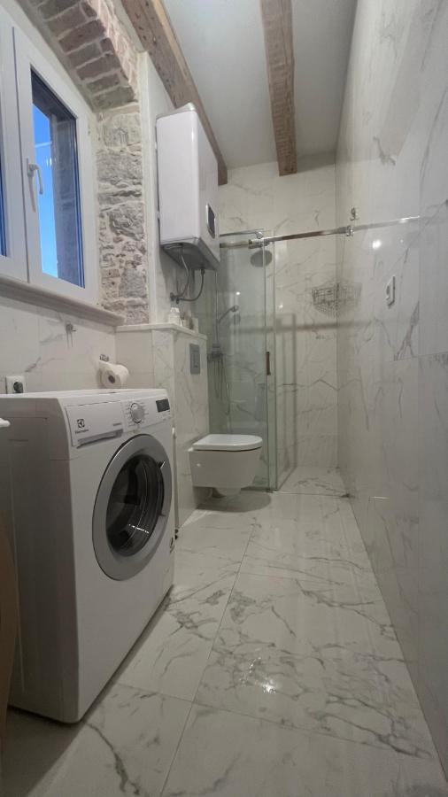 Palazzo Di Toma Apartment Milna  Bagian luar foto