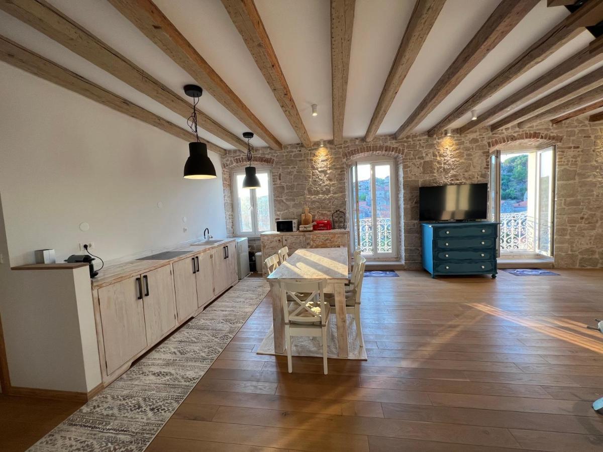 Palazzo Di Toma Apartment Milna  Bagian luar foto
