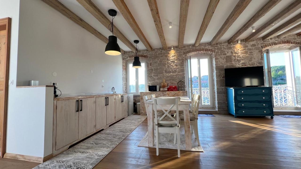 Palazzo Di Toma Apartment Milna  Bagian luar foto